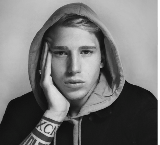 A Radio Onda Ligure 101 il cantautore Edoardo Brogi, vincitore della prima edizione del "Coca Cola Future Legend" A Radio Onda Ligure 101 il cantautore Edoardo Brogi, vincitore della prima edizione del "Coca Cola Future Legend"