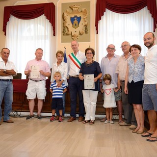 Alassio, il sindaco Canepa premia la fedeltà di turisti
