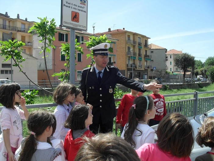 Un vigile fa lezione ai piccoli alunni Un vigile fa lezione ai piccoli alunni