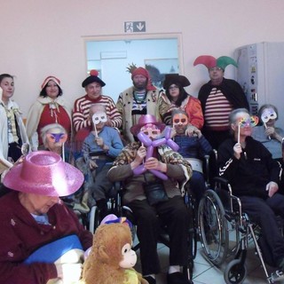 Cicciolin e la sua corte in visita agli anziani nelle case di cura