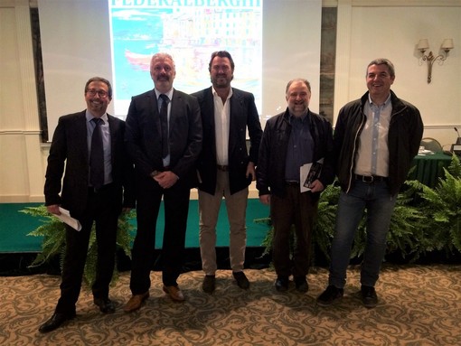La foto inviata in allegato, ritrae una parte della delegazione di Federalberghi Savona intervenutaall'Assemblea di Rapallo, insieme al Sen. Bernabò Bocca, Presidente Nazionale Federalberghi (da sinistra:Valle, Cerminara, Bocca, Amura, Bruzzone)