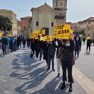 "Fermate la guerra!": in piazza Italia a Loano il flash-mob degli studenti dell'Istituto Falcone (FOTO)