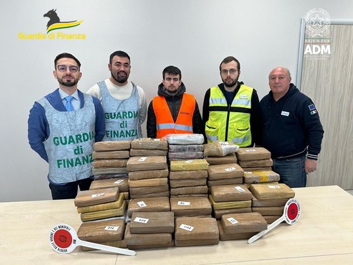 116 kg di cocaina nascosta tra i sacchi di caffè, maxi sequestro nell'interporto di Vado Ligure 116 kg di cocaina nascosta tra i sacchi di caffè, maxi sequestro nell'interporto di Vado Ligure