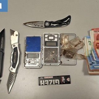 Savona, controllo della Polizia: nell’auto hashish, coltelli e soldi: tre giovani segnalati Savona, controllo della Polizia: nell’auto hashish, coltelli e soldi: tre giovani segnalati