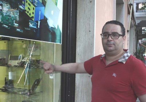 Albenga, tentato furto al negozio di riparazioni computer e telefonini "DoctorDigital" Albenga, tentato furto al negozio di riparazioni computer e telefonini "DoctorDigital"