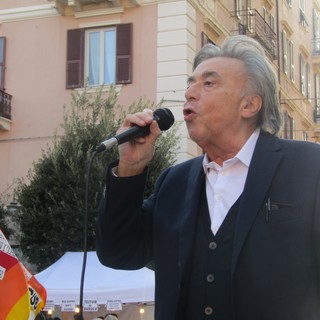 Carlo Freccero in piazza coi no-Green Pass, da Savona attacca tv e social: "Un clima di propaganda atroce" (FOTO e VIDEO)