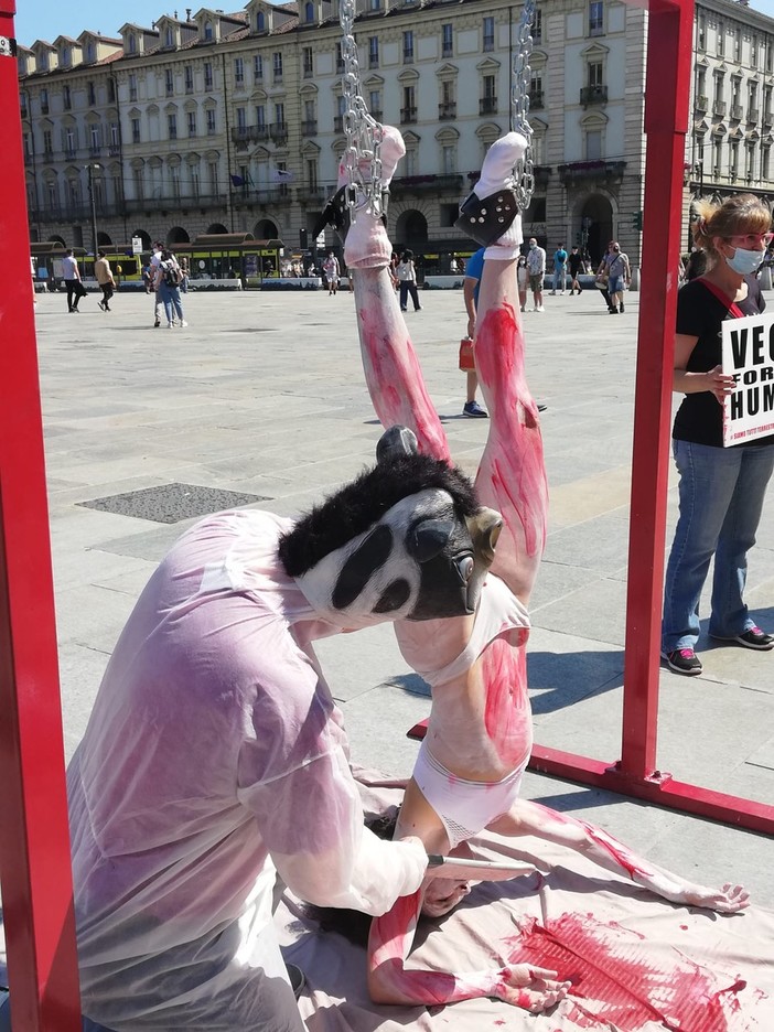 Flash mob di protesta a Savona: Iene Vegane "a testa in giù" per riprodurre la macellazione degli animali"