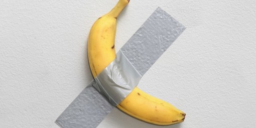 In foto Comedian (il comico), opera di Maurizio Cattelan