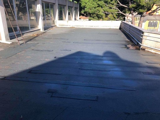 Albenga, disagi legati al maltempo nelle scuole di via degli Orti. Ciangherotti: "Spesi oltre centomila euro per avere un tetto colabrodo"