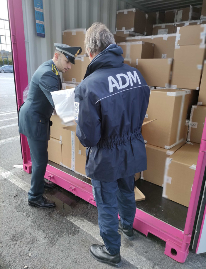 ADM e Guardia di Finanza sequestrano oltre 600mila accendini pericolosi