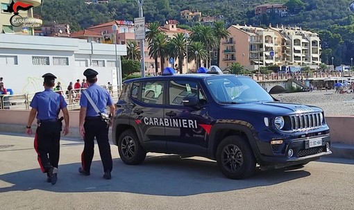Ruba zaino in uno stabilimento balneare, fermato dai carabinieri oppone resistenza: 30enne albanese arrestato a Finale Ligure