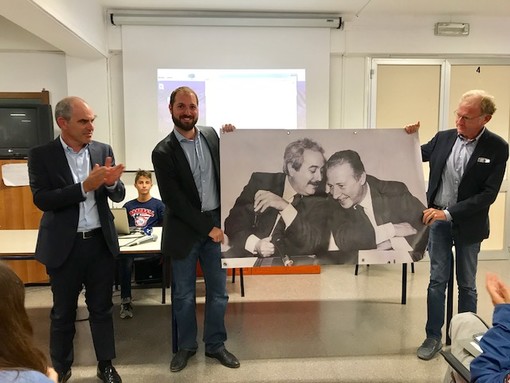 Albenga: donato alle scuole di via degli Orti un ritratto di Falcone e Borsellino (FOTOgallery)