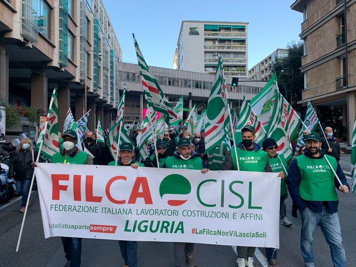 Anche gli edili savonesi iscritti a Cisl scendono in campo per aiutare la Confraternita Misericordia di Genova Anche gli edili savonesi iscritti a Cisl scendono in campo per aiutare la Confraternita Misericordia di Genova