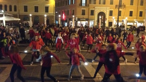 A Savona si danza contro la violenza sulle donne: flash mob in piazza Sisto IV