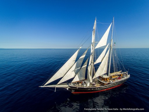 https://dona.naveitalia.org/campaigns/brindiamo-al-mare/ oppure scrivere all’indirizzo email sostenitori@naveitalia.org.