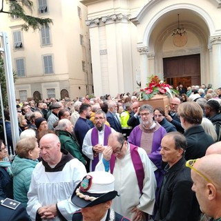 Albisola si ferma per l'ultimo commosso saluto a Franco Orsi (FOTO)