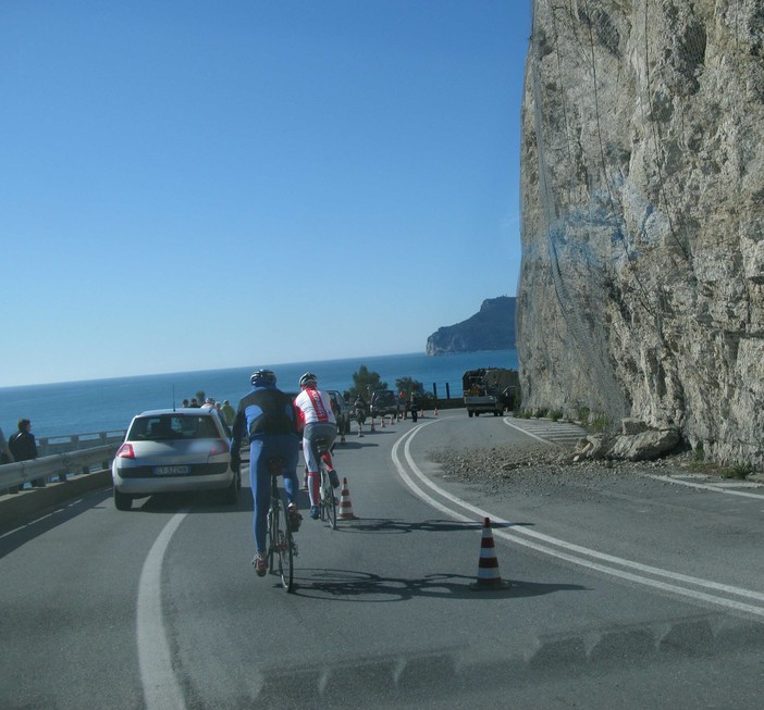 Frana di Bergeggi: quattro sassi in Aurelia. Tutto ok per la Milano - Sanremo, e qualche ciclista anticipa la gara (le foto)