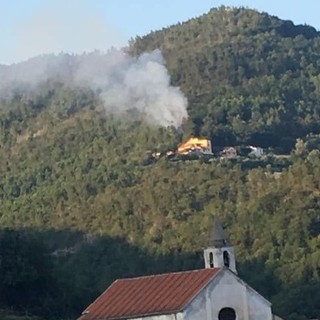 Incendio boschivo ad Orco Feglino: mobilitati i vigili del fuoco (FOTO)