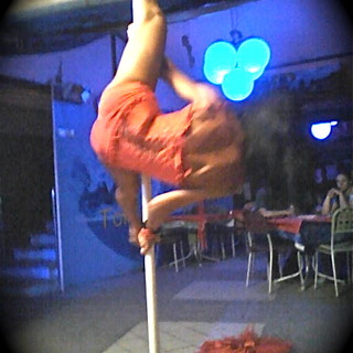 Assenzio Band, burlesque e pole dance acrobatiche alla "Festa della birra" di Calizzano