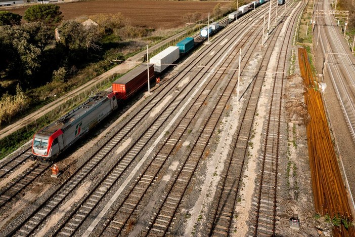 Porti liguri e nord Italia più vicini: al via i collegamenti ferroviari merci tra Genova, Vado Ligure, Verona e Milano Porti liguri e nord Italia più vicini: al via i collegamenti ferroviari merci tra Genova, Vado Ligure, Verona e Milano