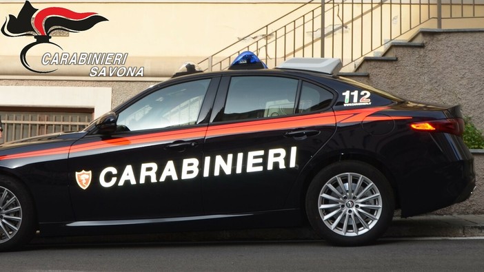 Quiliano, trovato dai carabinieri con panetti di hashish, denaro e una lama: obbligo di firma per un 25enne