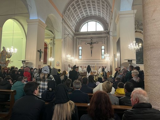 Chiesa Vecchia di Pietra Ligure gremita per l'addio a Constantin Nederita