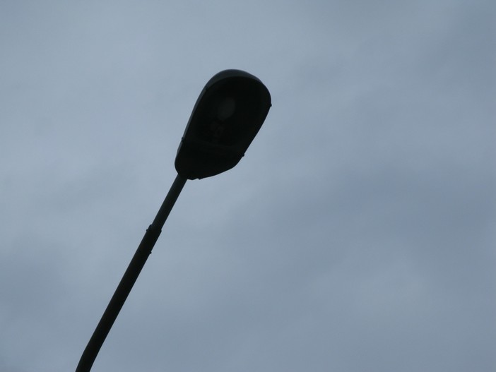 Cairo: Valbormida energia smonta un lampione e lo ricolloca privo di lampada Cairo: Valbormida energia smonta un lampione e lo ricolloca privo di lampada