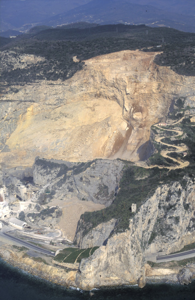 "Una centrale solare nelle ex cave Arene Candide di Finale Ligure"