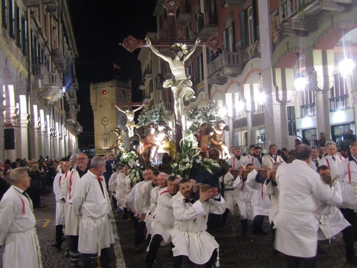 Savona, dopo 7 anni i savonesi tornano ad ammirare la Processione del Venerdì Santo (FOTO e VIDEO)
