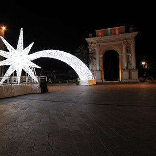 Cittadini e visitatori protagonisti a Finale Ligure con le proiezioni per illuminare le piazze sotto Natale