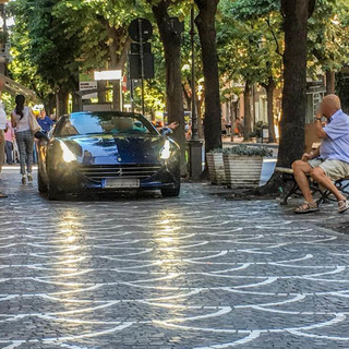 Albenga, Ferrari in mezzo al marciapiede: è di un noto industriale