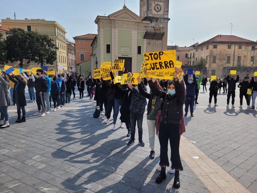 "Fermate la guerra!": in piazza Italia a Loano il flash-mob degli studenti dell'Istituto Falcone (FOTO)