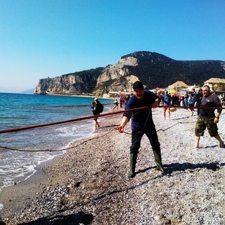 Finalesi e turisti sulla spiaggia per assistere alla dimostrazione di pesca alla sciabica a Finalmarina (FOTO e VIDEO)