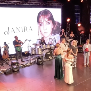 A Loano una serata di emozioni nel ricordo di Janira: Francesca Lina Valente dedica “Libera” e incanta con Rebecca Ferguson