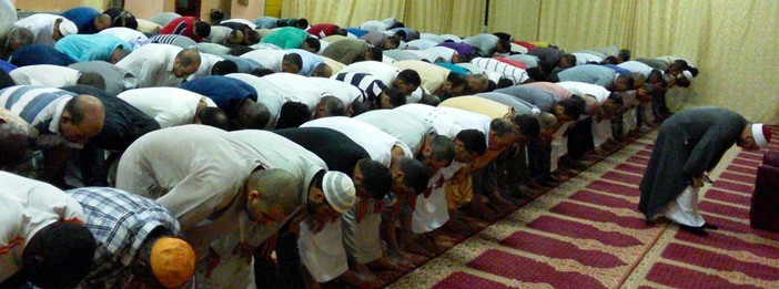 Foto di fedeli musulmani in preghiera (fonte Facebook Comunità Islamica Cuneo)