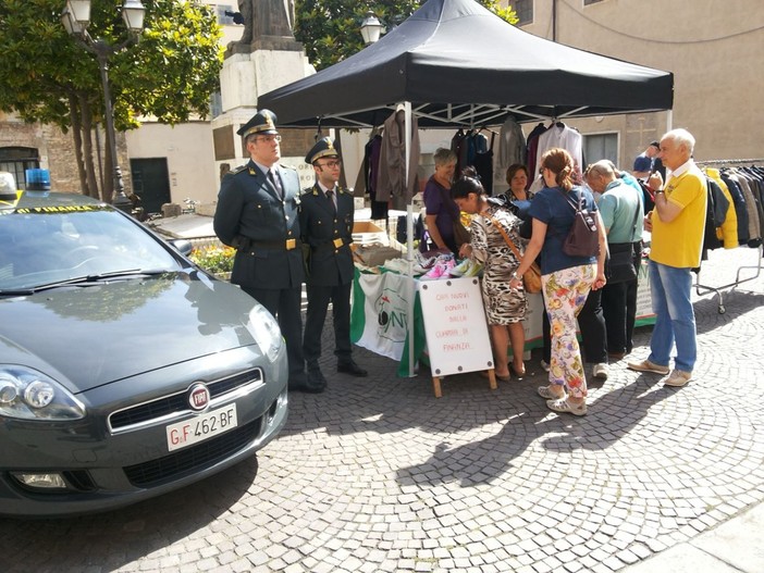 Finzy torna per l'ANT. Trecento capi d’abbigliamento sequestrati e donati dalla Guardia di Finanza per sostenere la prevenzione oncologica ANT sulla Riviera Ligure Finzy torna per l'ANT. Trecento capi d’abbigliamento sequestrati e donati dalla Guardia di Finanza per sostenere la prevenzione oncologica ANT sulla Riviera Ligure