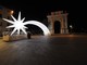 Cittadini e visitatori protagonisti a Finale Ligure con le proiezioni per illuminare le piazze sotto Natale