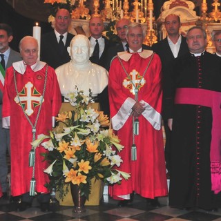 Pietra Ligure, grande successo di pubblico alla benedizione del busto restaurato di San Giovanni XXIII