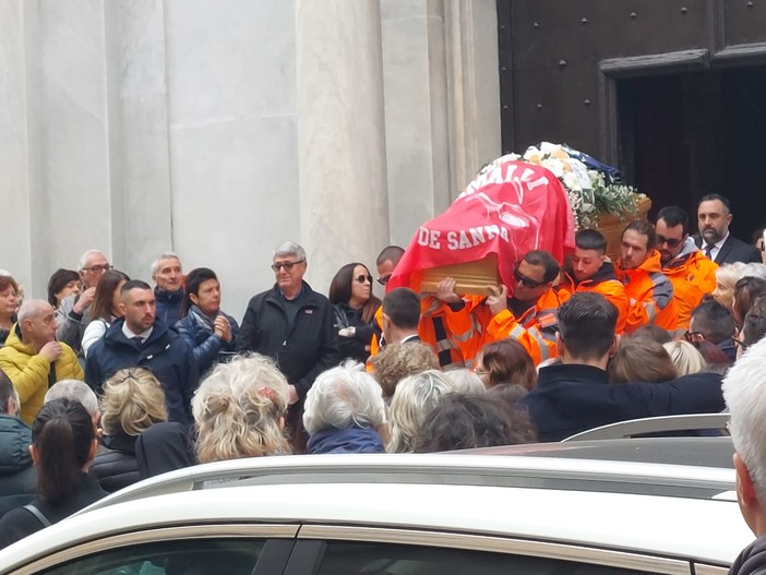 Savona, in Duomo l'ultimo commosso saluto a Fabrizio Manitto: "Sarai sempre nei nostri cuori"