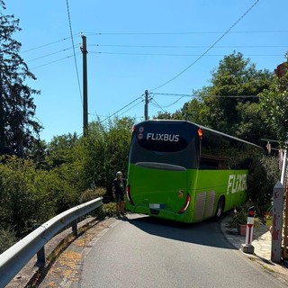 Varazze, Flixbus incastrato a Campomarzio: intervento dei vigili del fuoco Varazze, Flixbus incastrato a Campomarzio: intervento dei vigili del fuoco