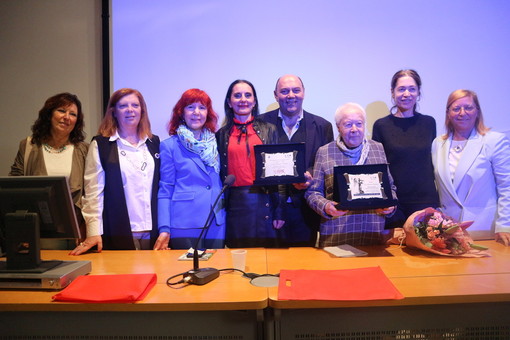 Ottobre in Rosa: la Fidapa di Alassio ha consegnato questa mattina il premio dell'Eccellenza Donna alla professoressa Elena Accati (Foto) Ottobre in Rosa: la Fidapa di Alassio ha consegnato questa mattina il premio dell'Eccellenza Donna alla professoressa Elena Accati (Foto)