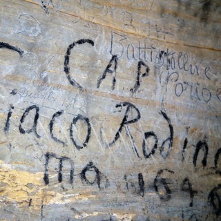 Le foto di Roberto Oliva ci raccontano poeticamente i "Nomi sulla Roccia" delle grotte di Toirano