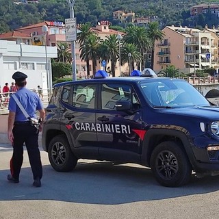 Ruba zaino in uno stabilimento balneare, fermato dai carabinieri oppone resistenza: 30enne albanese arrestato a Finale Ligure