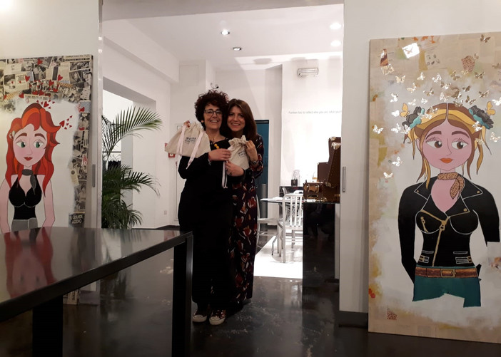 Nella foto: l'artista Federica Ciribì, le sue "Ciribine" e la designer Annalisa Caricato