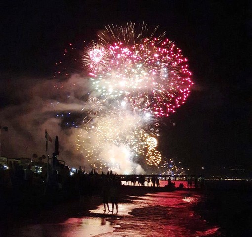 Festa di San Rocco, processione e fuochi d’artificio a Ceriale (FOTO)