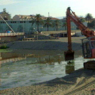 Dopo le segnalazioni dei Lettori a Secolo XIX e Savonanews, ripulita la foce del Letimbro