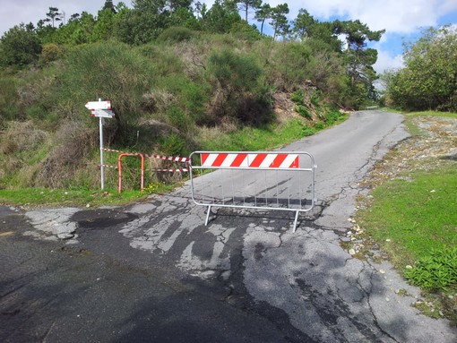 Loano, frana in via Santa Libera: strada chiusa al traffico