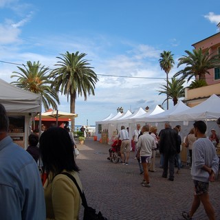 Laigueglia: prodotti tipici del territorio nel centro storico e pedalata ecologica con i big della bicicletta