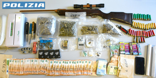 Il garage usato come deposito per la droga, in casa armi e soldi: arrestato