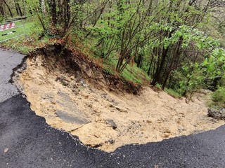 La frana sulla strada che porta a Borgata Poggi, a Murialdo La frana sulla strada che porta a Borgata Poggi, a Murialdo